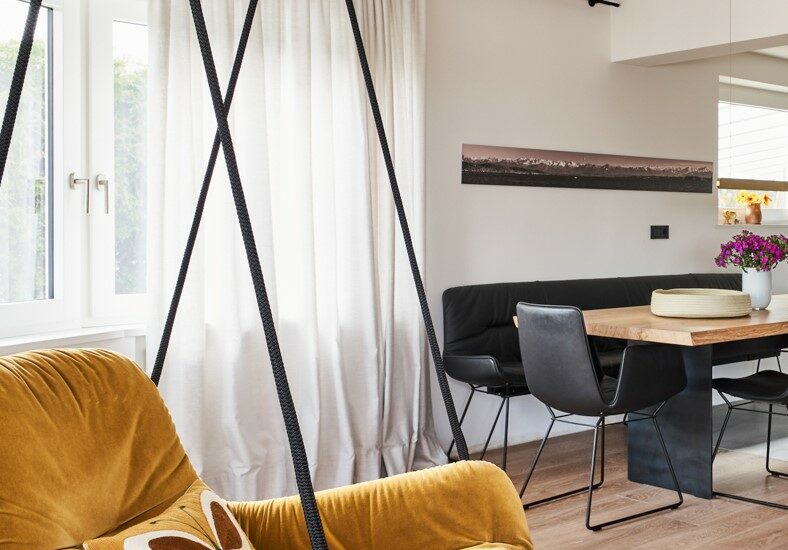 Wohnzimmereinrichtung, Hängesessel gelb, Esstisch mit Stühlen, Holzboden, böhmler Einrichtungshaus München