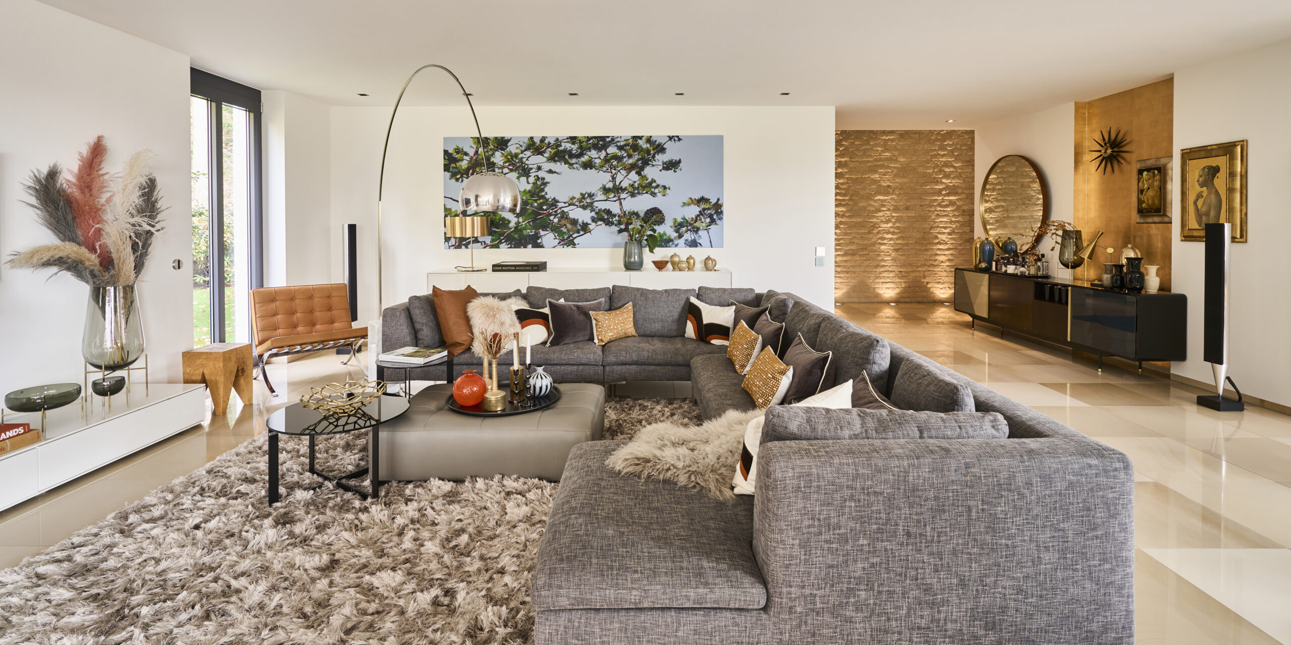 Sofa grau, Sessel, Wohzimmertisch, Teppich, Wohzimmerleuchte, Wohnzimmer, böhmler Einrichtungshaus München, Luxus-Einrichtung