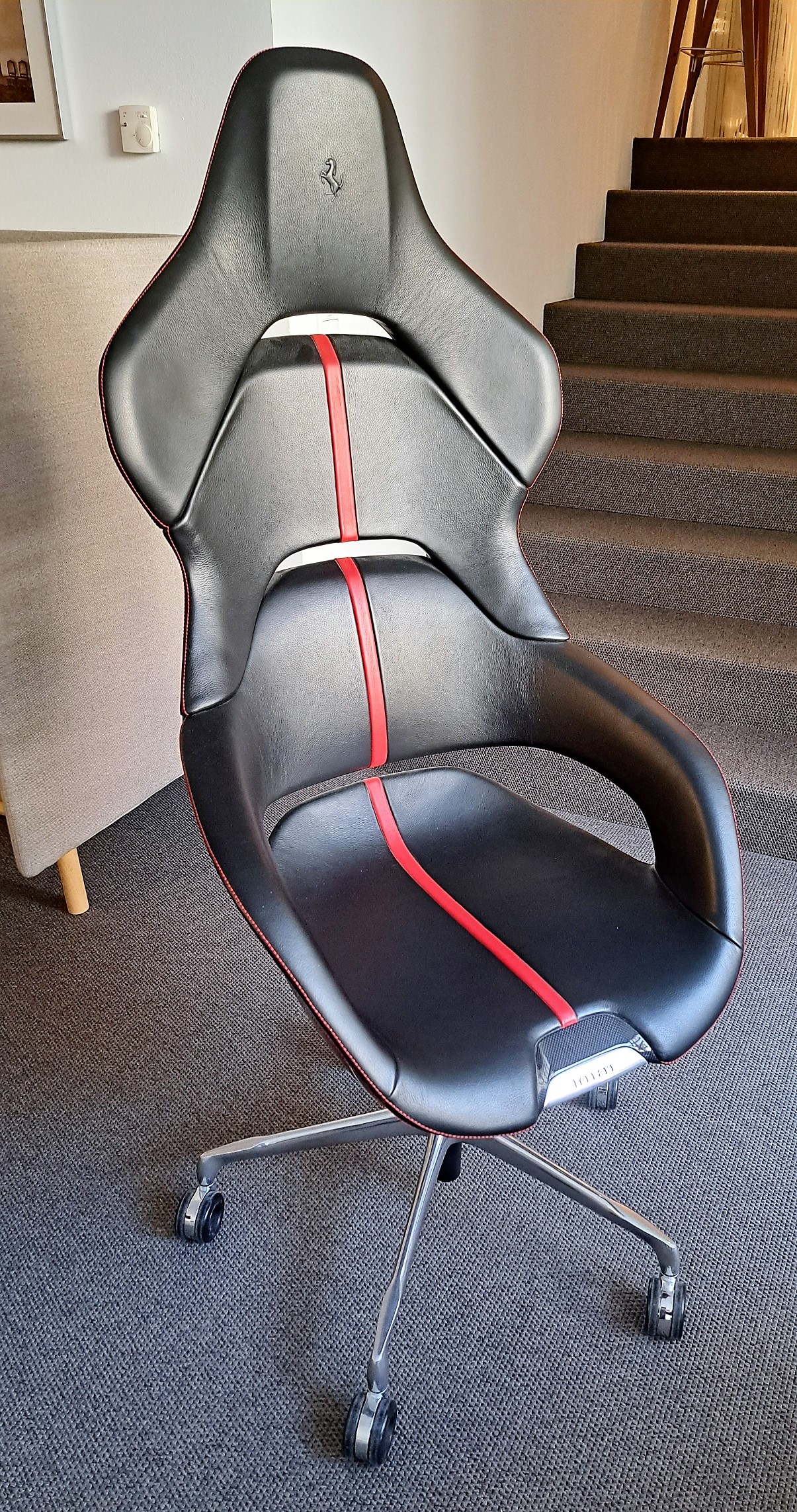 Cockpit Chair von Ferrari, böhmler Einrichtungshaus München, Luxus-Einrichtung