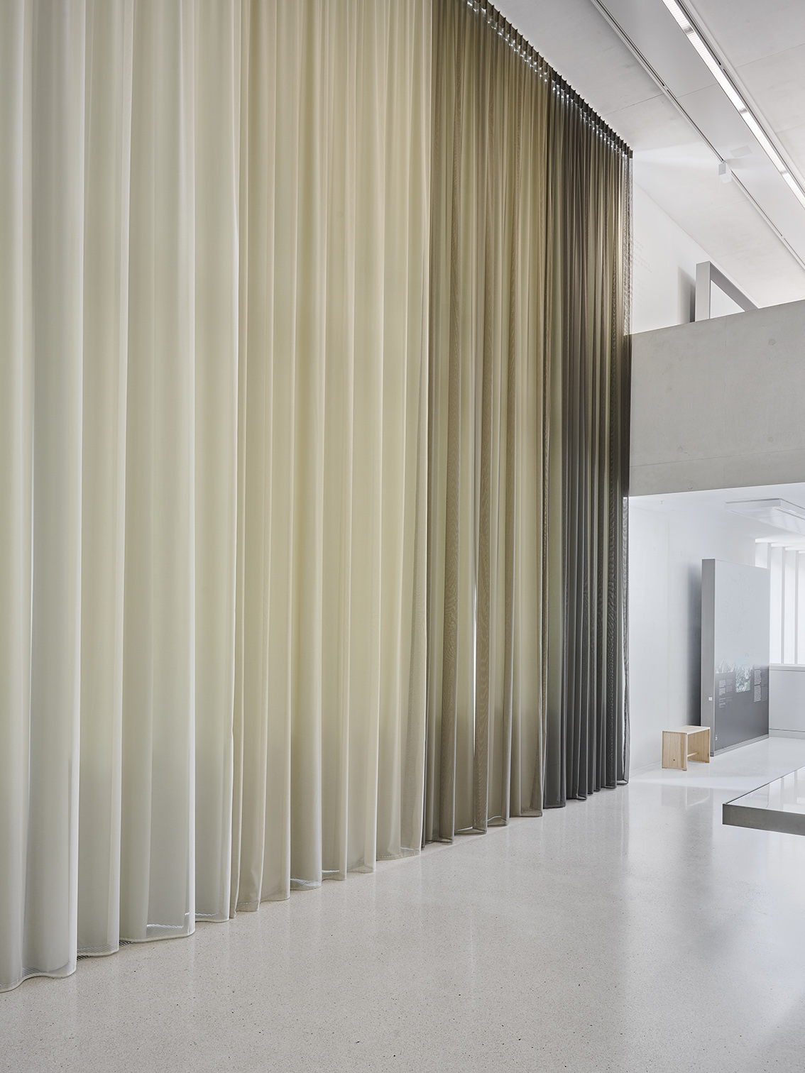 Stoffgardinen grau weiss beige braun, böhmler Einrichtungshaus München, Objekteinrichtung