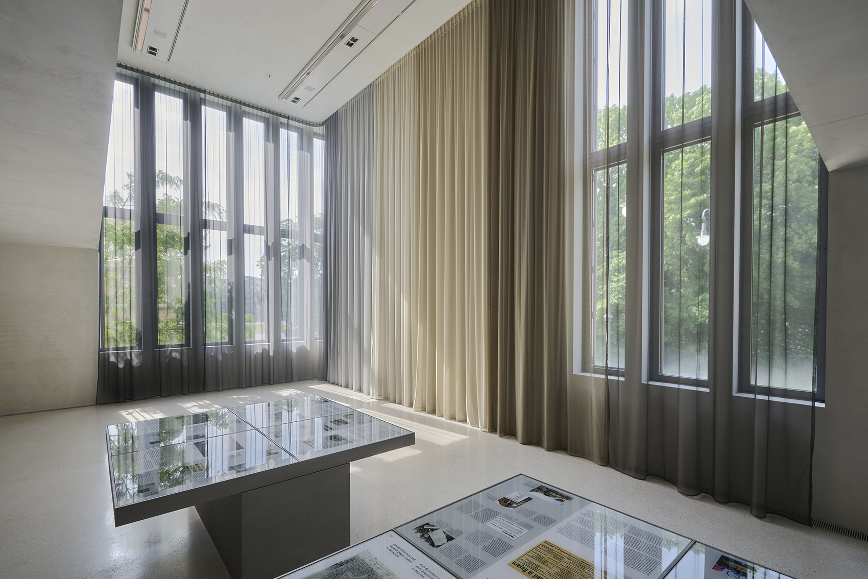 Stoffgardinen grau weiss beige braun, böhmler Einrichtungshaus München, Objekteinrichtung, Museum