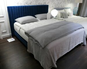 Bett Bett blau, Kopfkissen grau, Bettdecke grau, Treca Interiors Paris, böhmler Einrichtungshaus München, Luxus-Einrichtung, Schlafzimmer einrichten, Schlafzimmereinrichtung