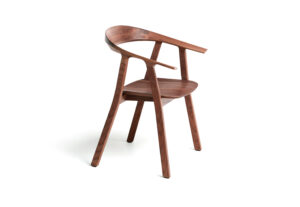 Stuhl aus Holz braun mit Armlehnen, böhmler Einrichtungshaus München, Büroeinrichtung